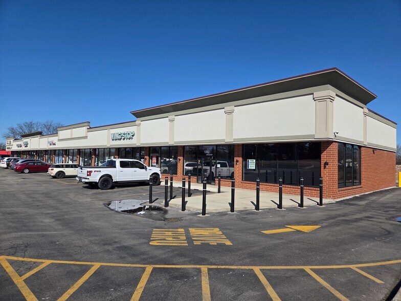 More Photos Of 1300-1326 Lake St, Roselle Unknown For Lease