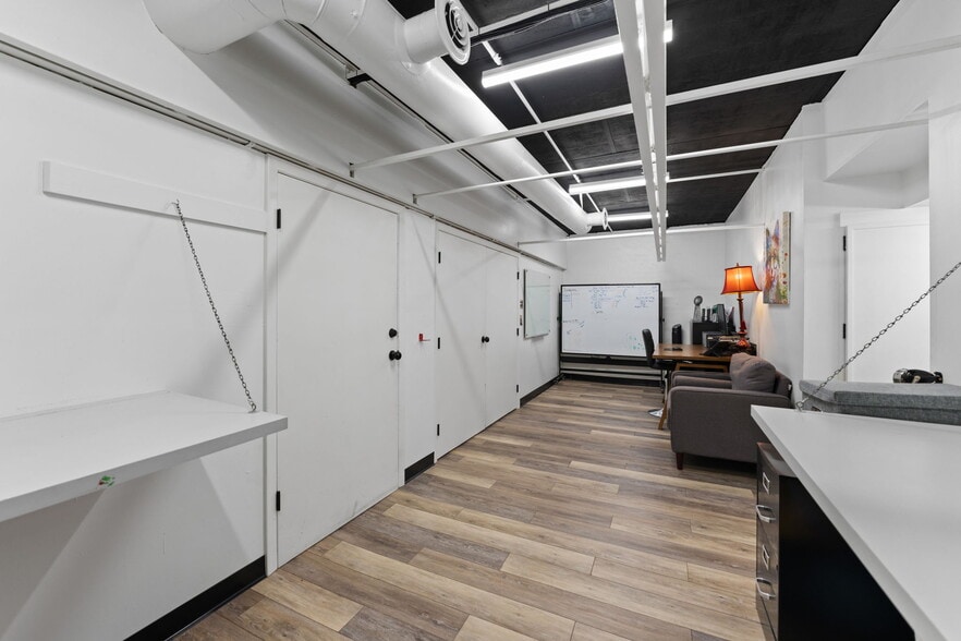More Photos Of 7490 N 30th Ave, Saint Petersburg Showroom For Sale