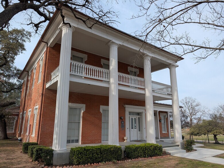 More Photos Of 407 Columbus Ave, Waco Office For Lease