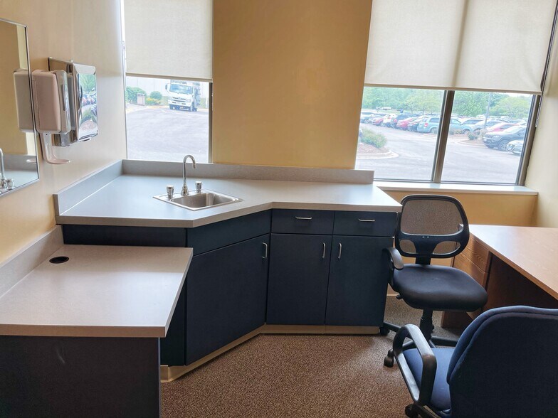 More Photos Of 3703 Doty Rd, Woodstock Medical For Lease
