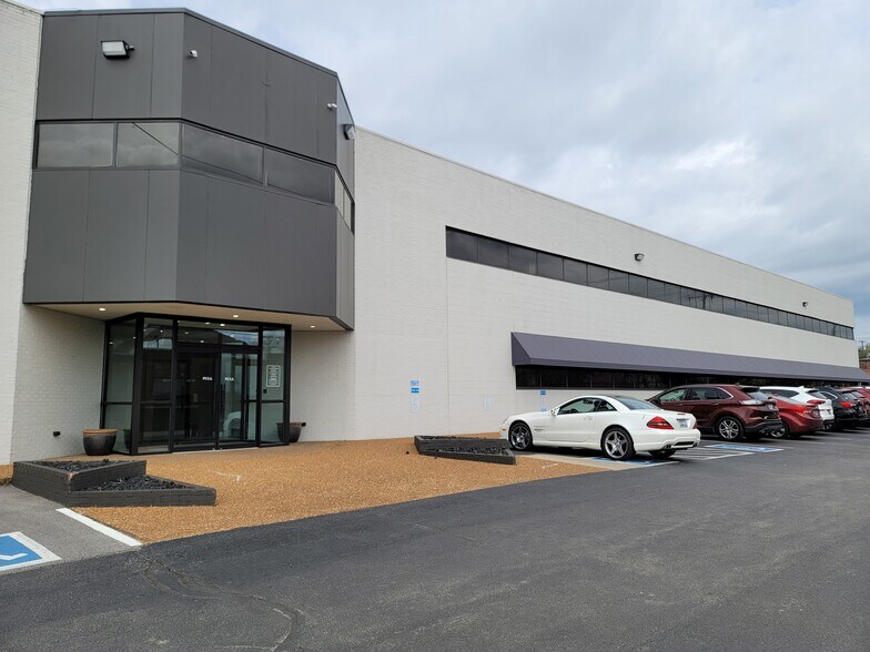 More Photos Of 2000 Glen Echo, Nashville Office For Lease