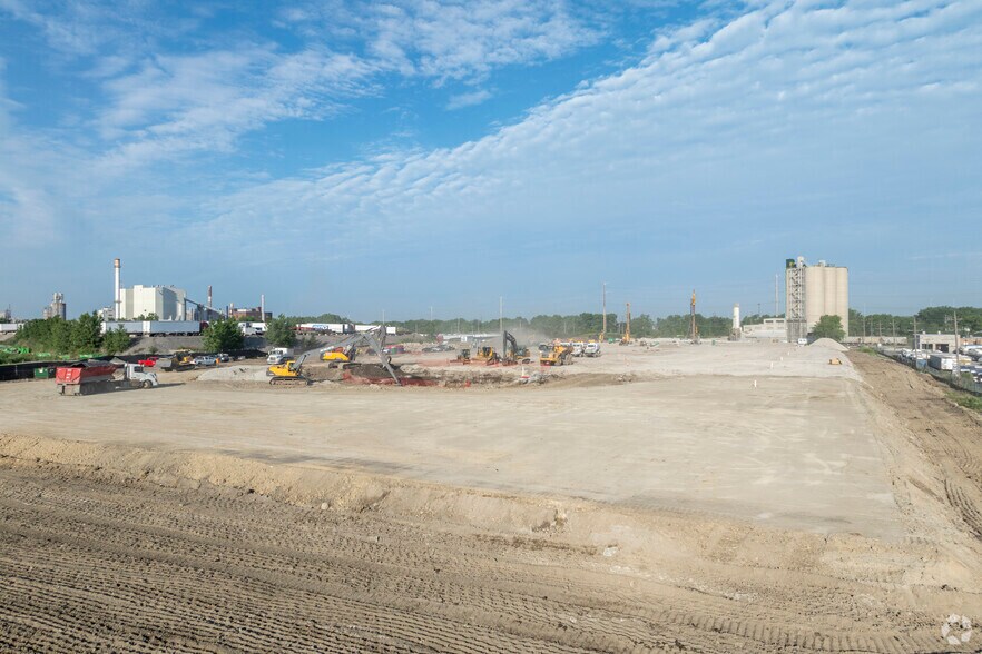 More Photos Of 7955 W 59th St, Summit Industrial For Lease