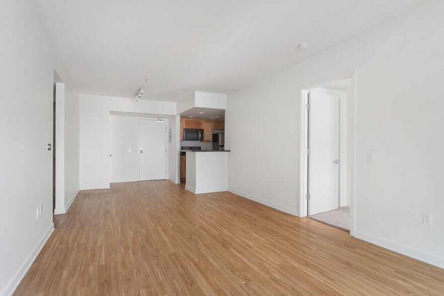 More Photos Of 214 Santa Monica Blvd, Santa Monica Apartments For Lease