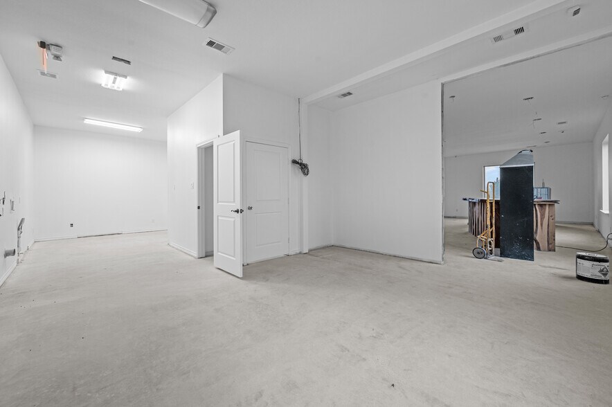 More Photos Of 15838 Tri City Beach Rd, Baytown Freestanding For Lease