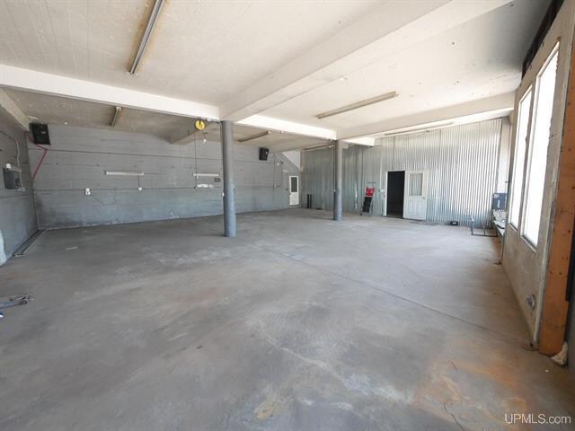 More Photos Of 407 W Memorial Dr, Houghton Freestanding For Sale