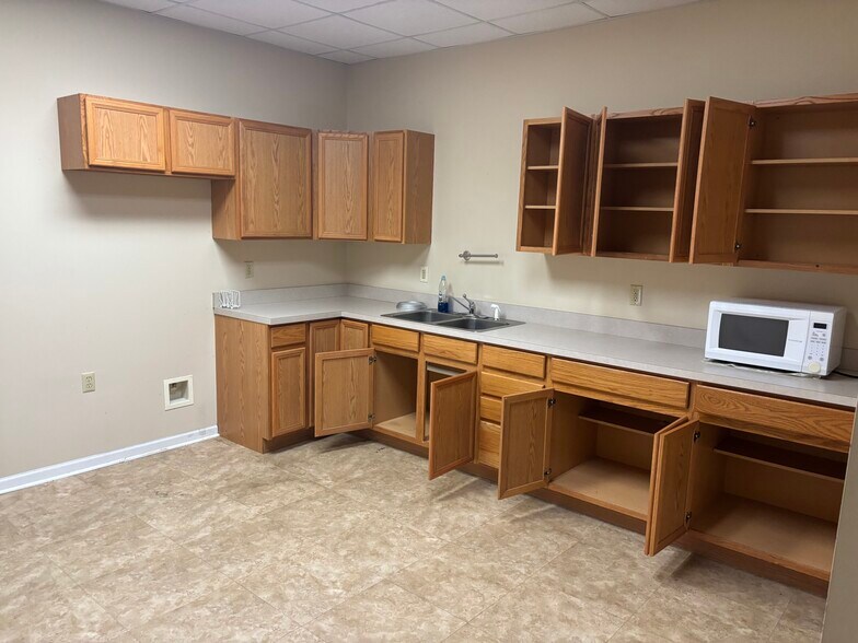 More Photos Of 1557 Lee Hwy, Staunton Office For Lease