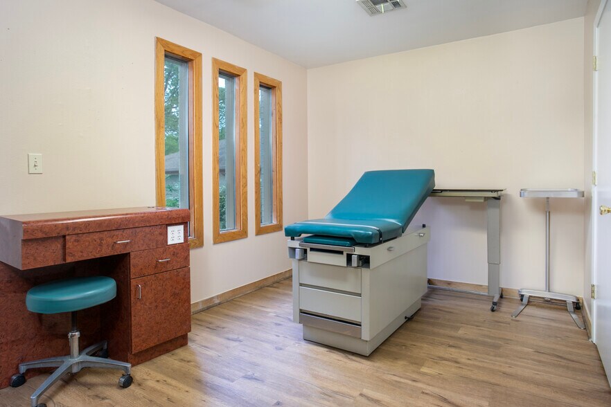 More Photos Of 707 N Waldrip St, Grand Saline Hospital For Lease