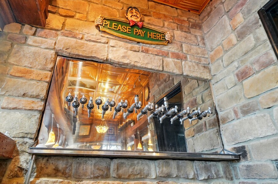 More Photos Of 2336 Northmoor Dr, Springfield Freestanding For Sale