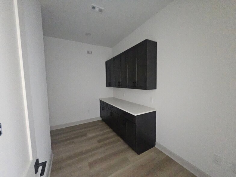 More Photos Of 1325 Main St, Katy Office For Sale