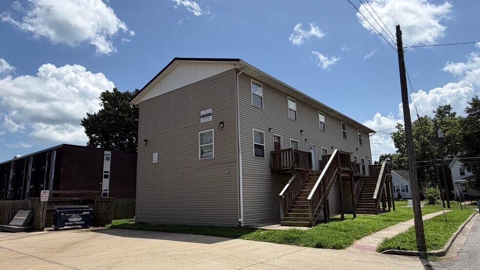 More Photos Of 710 W College St, Carbondale Multifamily For Sale