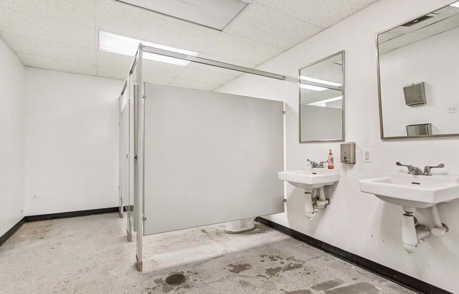 More Photos Of 1010 N Chester St, Baltimore Warehouse For Sale