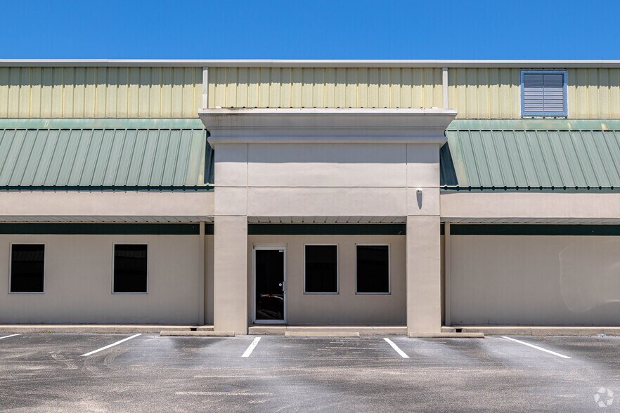 More Photos Of 3135 Drane Field Rd, Lakeland Warehouse For Lease