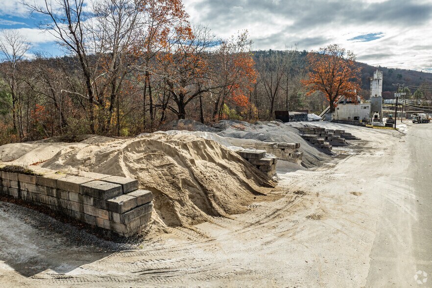 Primary Photo Of 125 Railroad Ave, Beacon Falls Warehouse For Lease
