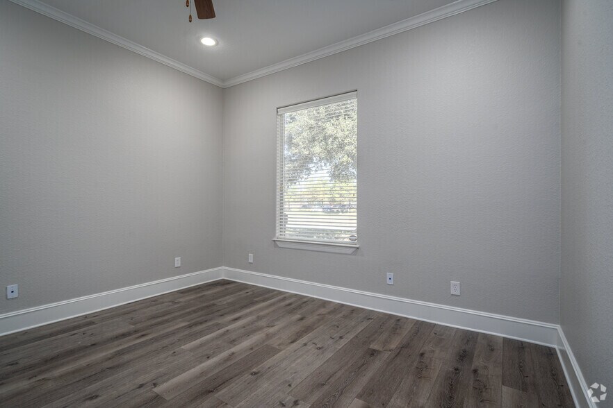 More Photos Of 11601 Spring Cypress Rd, Tomball Office For Sale