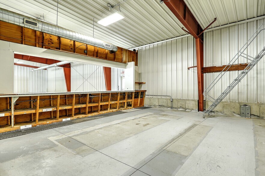 More Photos Of 1055 E Main Rd, Portsmouth Warehouse For Lease