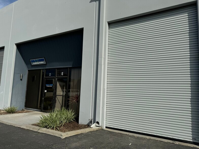 More Photos Of 1390 E Burnett St, Signal Hill Warehouse For Lease