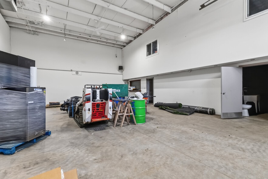 More Photos Of 2081 Piper Ln, London Industrial For Lease