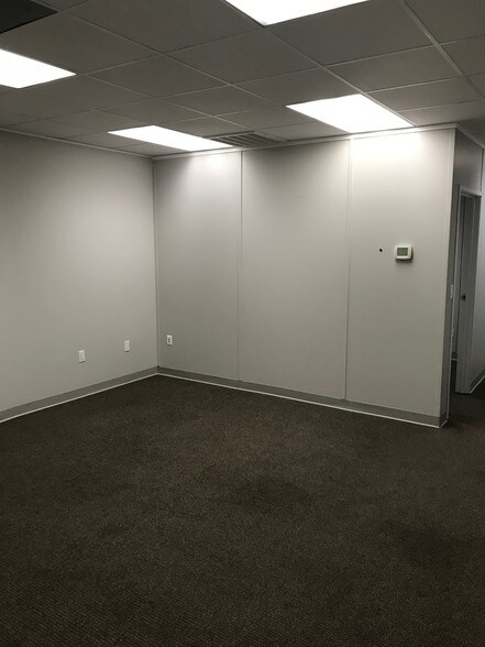 More Photos Of 8835 SW Canyon Ln, Portland Unknown For Lease