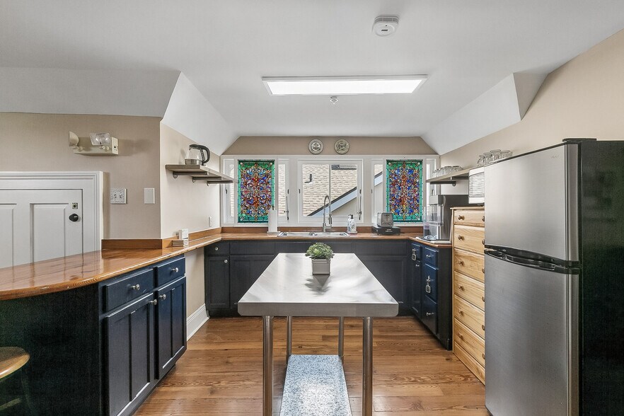 More Photos Of 2727 Saint Charles Ave, New Orleans General Retail For Sale