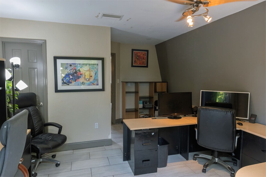 More Photos Of 2231-2233 Nursery Rd, Clearwater Loft Creative Space For Lease