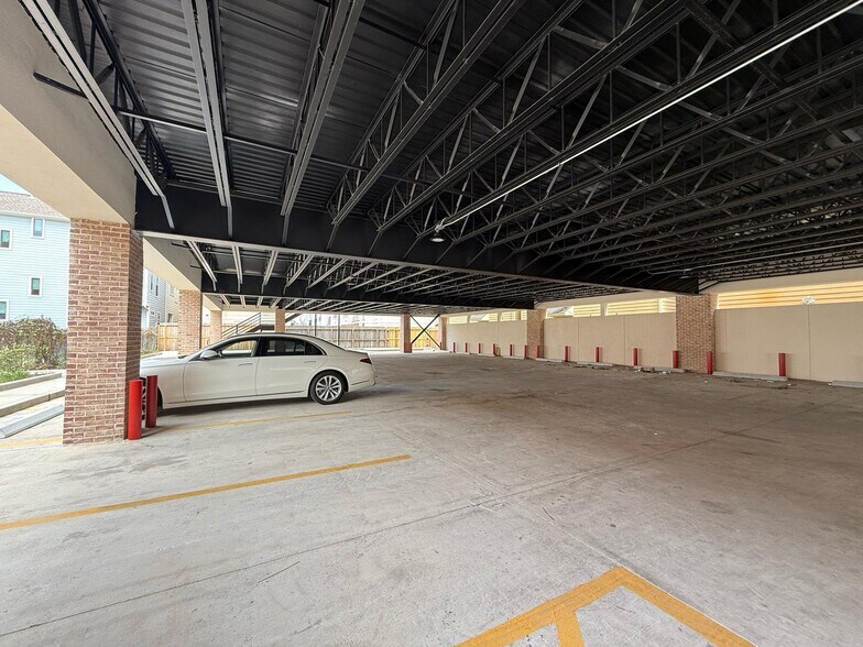 More Photos Of 2410 Ella Blvd, Houston Office For Sale