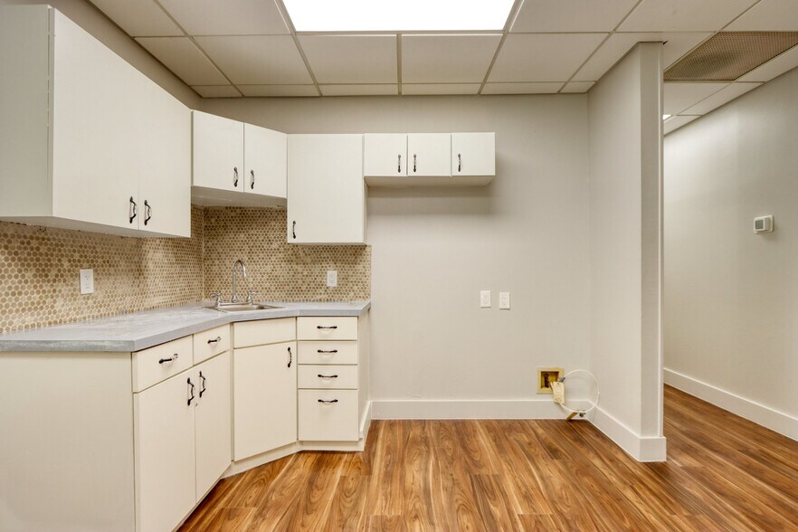 More Photos Of 1717 N Garrett Ave, Dallas Medical For Sale