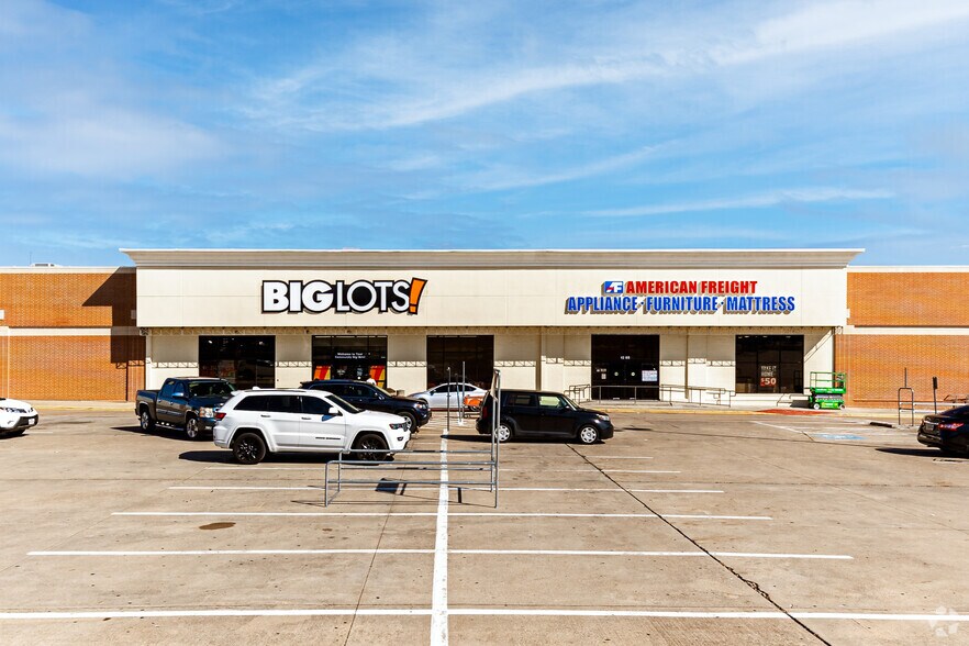 More Photos Of 6801-7049 Ridgmar Meadow Rd, Fort Worth Unknown For Lease