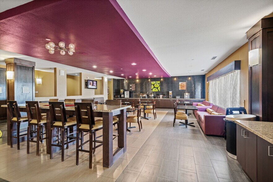 More Photos Of 110 Bmt Dr, Jourdanton Hotel For Sale