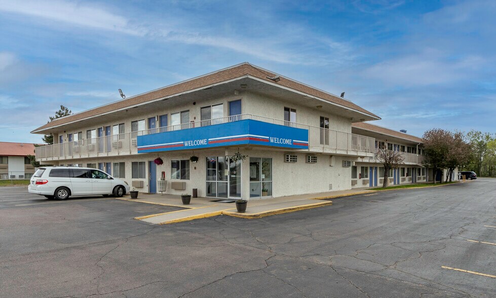 More Photos Of 1309 S Ohlman St, Mitchell Hotel For Sale