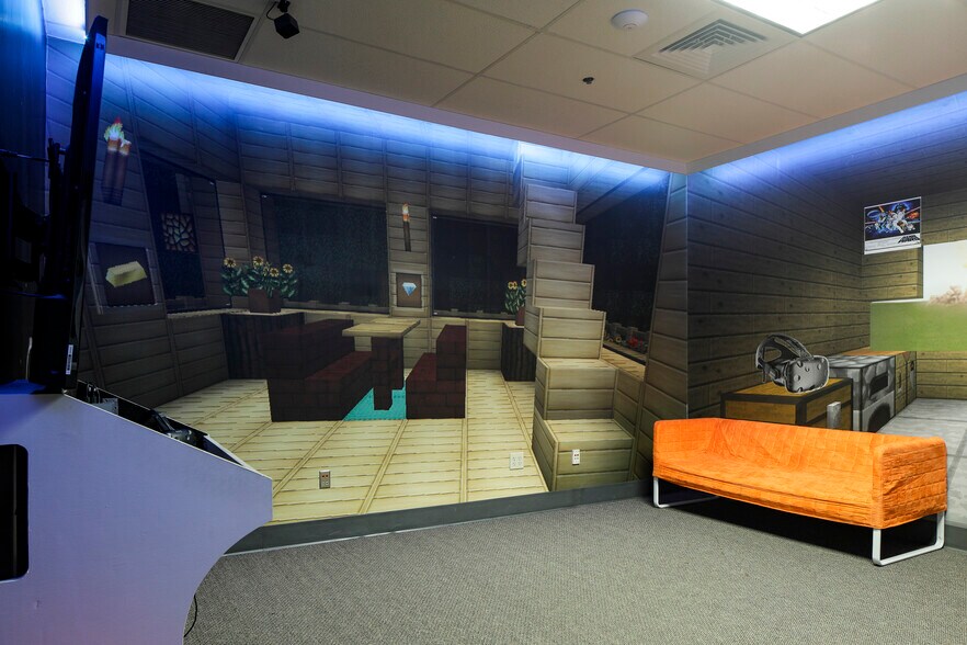 More Photos Of 16-18 Trowbridge Dr, Bethel Light Manufacturing For Sale