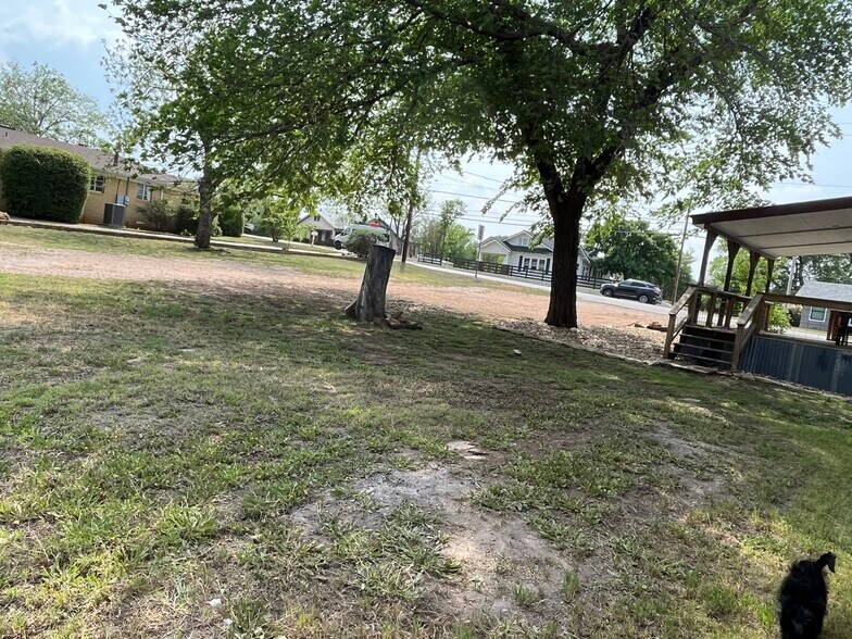 More Photos Of 1600 S Ford St, Llano Storefront Retail Office For Sale