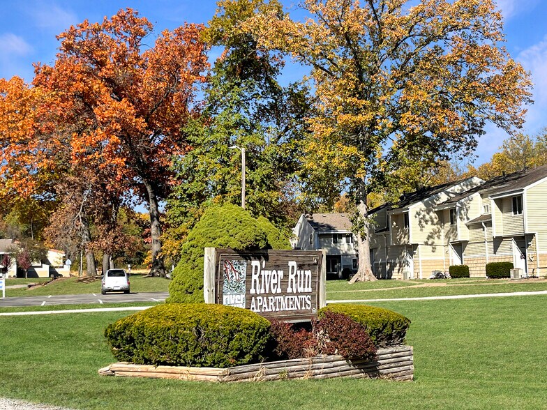 Primary Photo Of 401 River Run Dr, Macomb Apartments For Sale