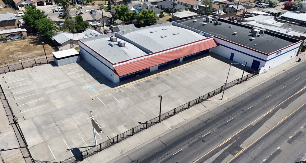 Primary Photo Of 3515 E Tulare St, Fresno Auto Repair For Lease