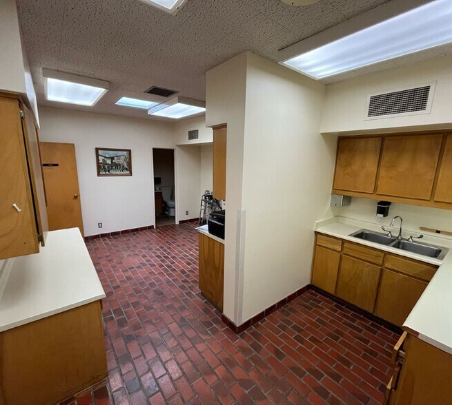 More Photos Of 8010 Mountain Rd NE, Albuquerque Medical For Lease