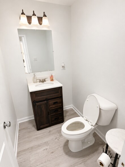 More Photos Of 2207 Fowler St, Anderson Office For Sale