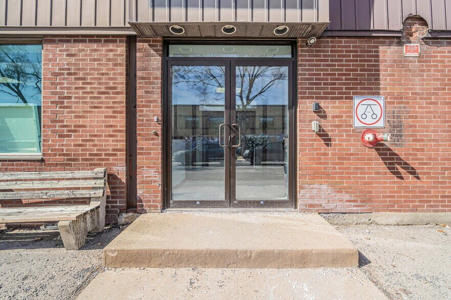 More Photos Of 5655 Rue de Marseille, Montréal Light Distribution For Lease