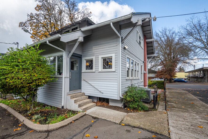 More Photos Of 990 W 7th Ave, Eugene Office For Sale