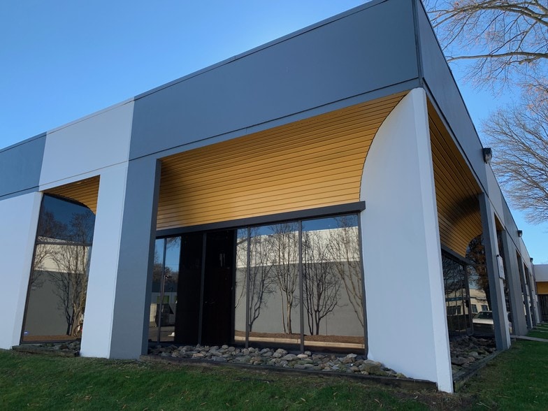 More Photos Of 4201 Stuart Andrew Blvd, Charlotte Light Distribution For Lease