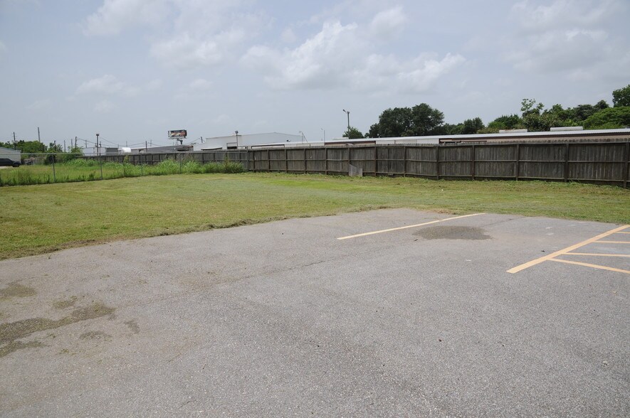 More Photos Of 3325 S Main St, Pearland Light Distribution For Lease