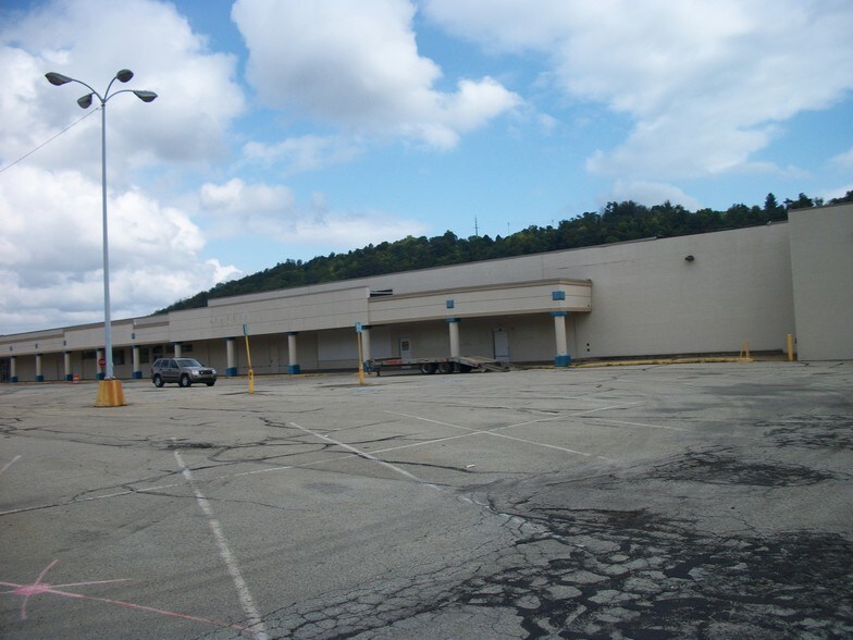 More Photos Of 100 Chamber Plz, Charleroi Supermarket For Lease