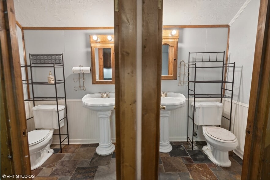 More Photos Of 438 N Hough St, Barrington Office For Sale