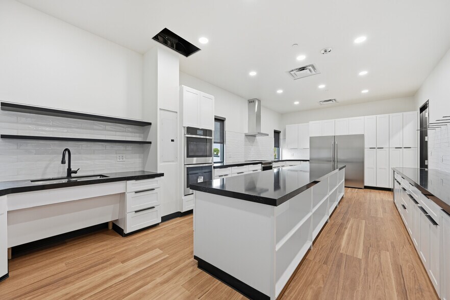 More Photos Of 15505 Wright Brothers Dr, Addison Office For Lease