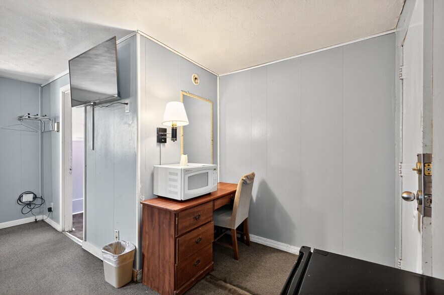 More Photos Of 16 S Country Club Rd, Decatur Hotel For Sale