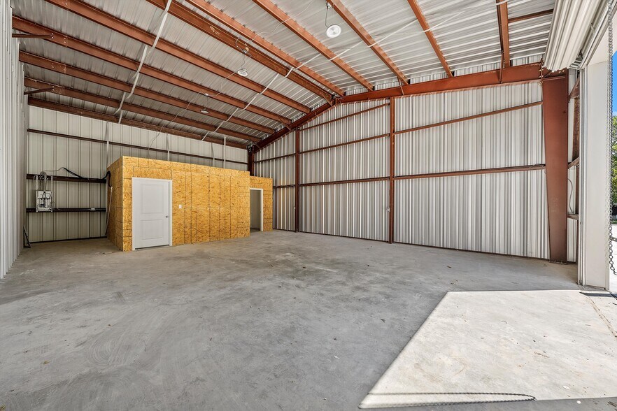 More Photos Of 210-212 Stanfield Dr, Waco Light Manufacturing For Lease