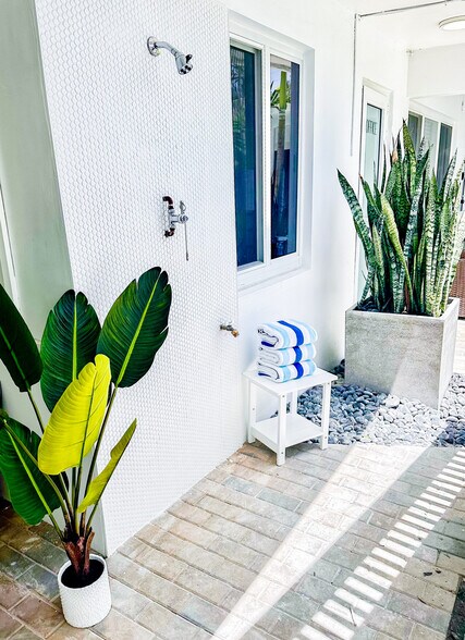 More Photos Of 4553 Bougainvillea Dr, Lauderdale By The Sea Hotel For Sale