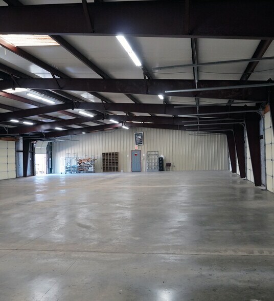 More Photos Of 150 Ayers Blvd, Belpre Light Distribution For Lease