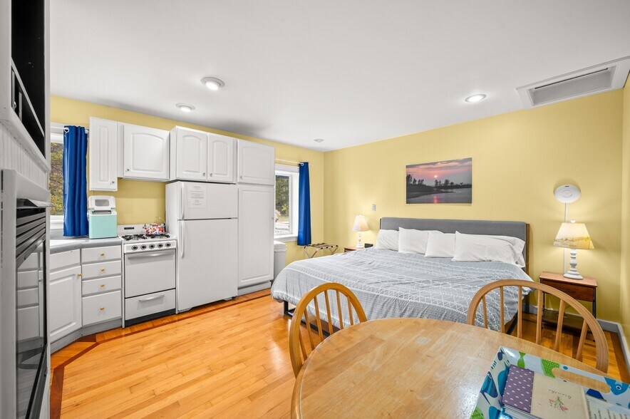 More Photos Of 231 E Buffalo St, New Buffalo Hotel For Sale