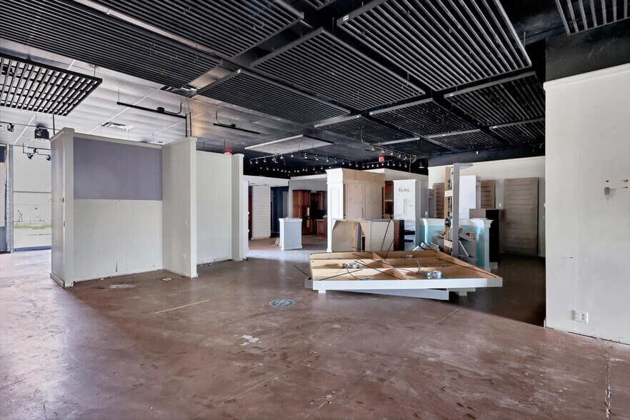 More Photos Of 2451 17th St, Sarasota Showroom For Sale