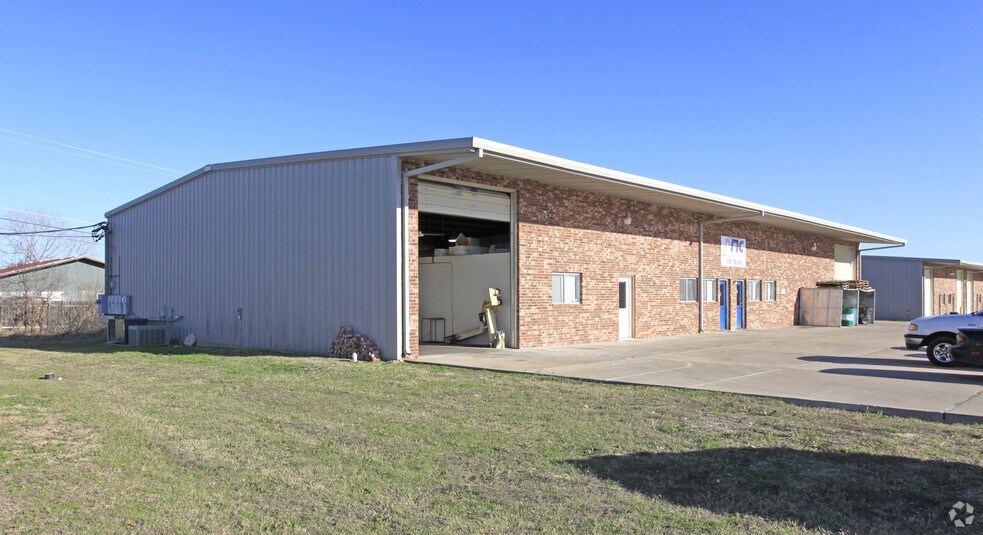 More Photos Of 812 Tradesmens Park Loop, Hutto Light Manufacturing For Lease
