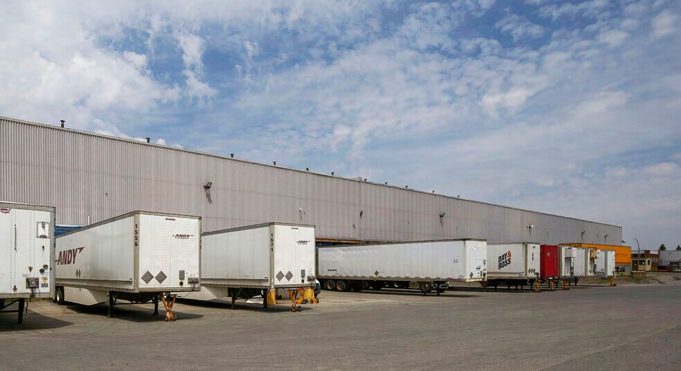 More Photos Of 2000 Rue Halpern, Montréal Distribution For Lease